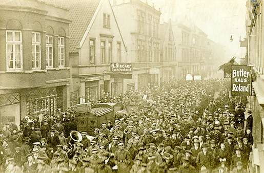Revoltierende Matrosen bei einer Demonstration in Wilhelmshaven